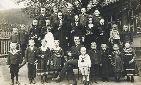 Die Schüler der Schule in Bellnhausen mit ihrem Lehrer, um 1900