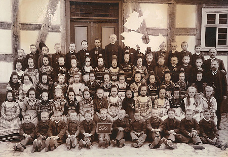 Lehrer mit seiner Schulklasse der Schule in Cölbe, um 1900