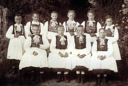 Junge Frauen aus Obereisenhausen in Hinterländer Tracht, um 1900