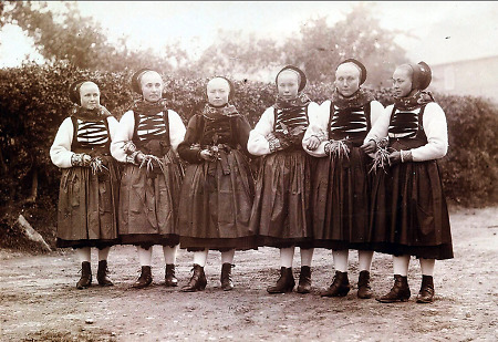 Frauen und Mädchen aus Wallau in Hinterländer Tracht, um 1900