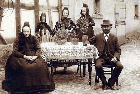 Familie aus Ebsdorf auf dem Hof ihres Hauses, um 1900