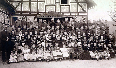 Das 3. und 4. Schuljahr der Schule in Cölbe mit ihrem Lehrer, 1907