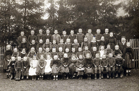 Schulklasse aus Niederhörlen mit ihrem Lehrer, 1908