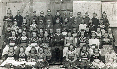 Die Schüler der Schule in Ebsdorf mit ihrem Lehrer, um 1910