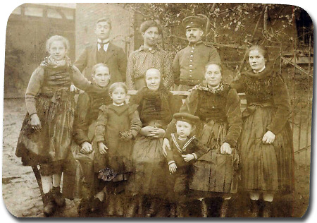 Drei Generationen einer Familie aus Niederdieten, um 1910