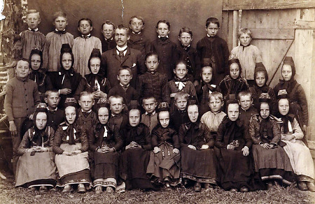 Schulklasse aus Mornshausen mit ihrem Lehrer, 1910-1919