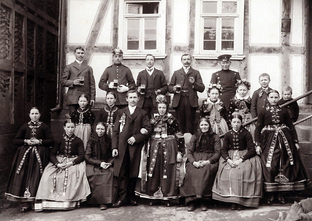 Hochzeitsgesellschaft einer katholischen Hochzeit in Sindersfeld, 1911