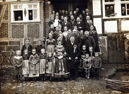 Hochzeitsgesellschaft in Erfurtshausen, um 1920