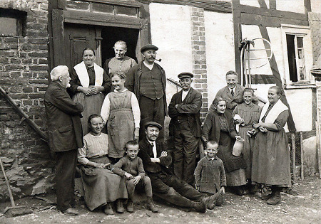Personengruppe in Lixfeld, um 1920