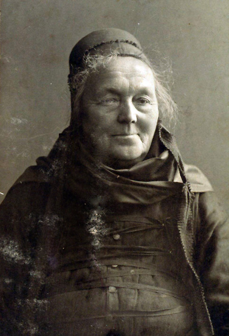 Ältere Frau aus Lixfeld in Hinterländer Tracht, um 1920