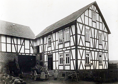 Frauen und Kinder vor einem Bauernhaus in Breidenbach, um 1920