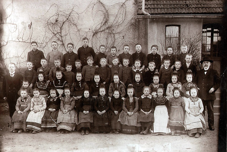 Goßfeldener Schulklasse mit ihren zwei Lehrern, 1920er Jahre