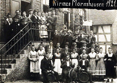 Kirmesteilnehmer in Mornshausen, 1921