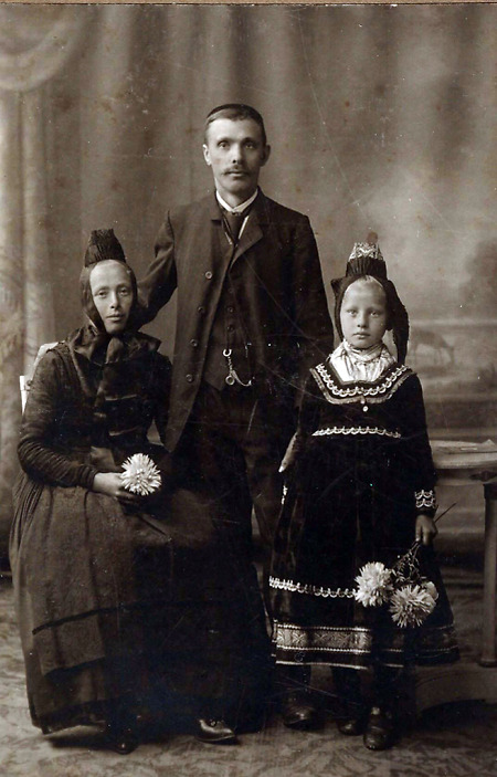 Ehepaar aus Mornshausen mit Tochter, um 1925