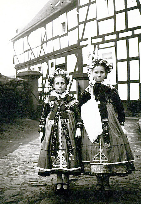 Kommunionkind mit Kerzenträgerin in Niederklein, um 1925