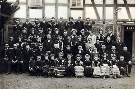 Hochzeitsgesellschaft in Frohnhausen, 1925