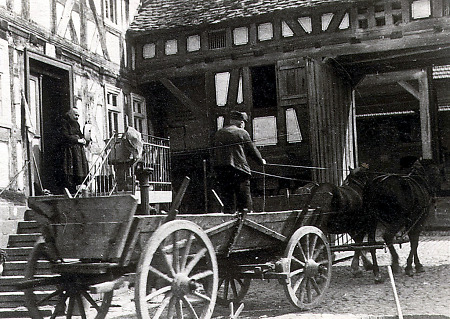Bauer aus Ebsdorf bei der Ausfahrt mit dem Pferdefuhrwerk, um 1930
