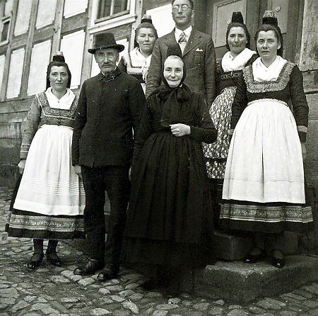 Familie aus Ebsdorf vor ihrem Haus, um 1930