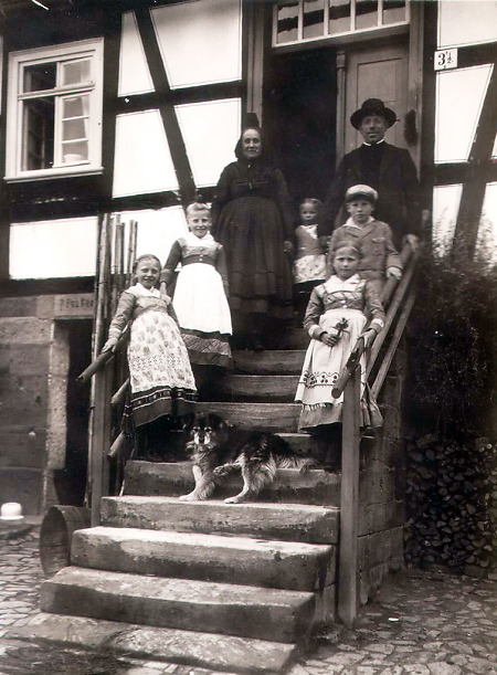 Familie aus Oberrosphe vor ihrem Haus, um 1930