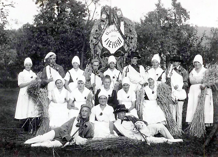 Junge Frauen und Männer aus Buchenau in Marburger Tracht beim Erntedankfest, um 1933-1936