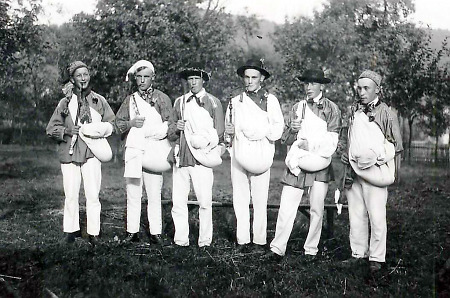 Junge Männer aus Buchenau in Marburger Tracht beim Erntedankfest, um 1933-1936