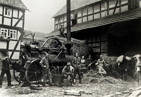Dreschtag in Ernsthausen, um 1935