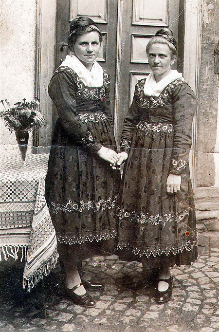 Zwei Mädchen aus (Gladenbach-)Mornshausen vor einer Haustür, um 1935