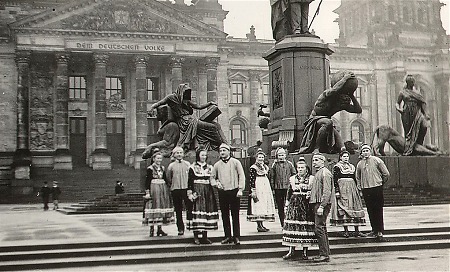 Männer und Frauen in Marburger Tracht vor dem Reichstag in Berlin, 1935