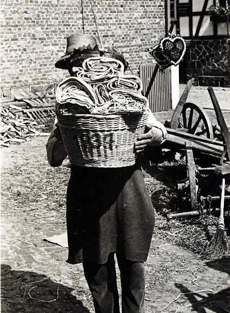 Mann aus Mardorf mit Stoffen aus einer Brautaussteuer, 1937