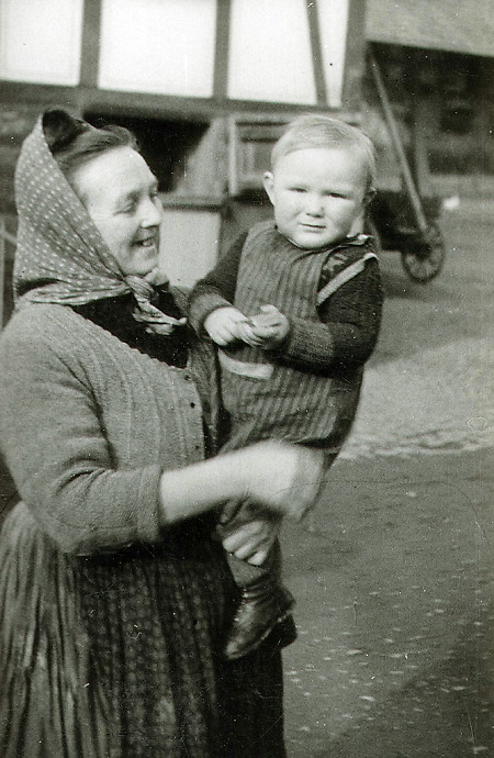 Frau aus Dreihausen mit ihrem Enkel, um 1945