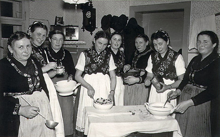 Frauen aus Roßdorf als Helferinnen in der Küche, vielleicht während eines Familienfestes, um 1950