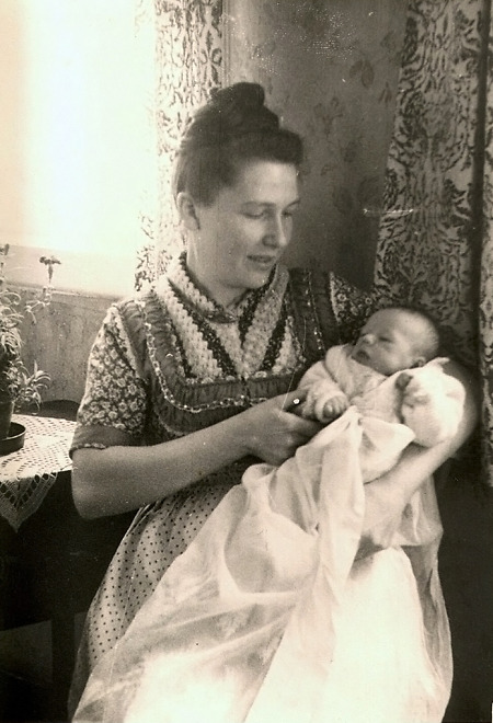 Junge Mutter aus Bracht mit Säugling im Arm, um 1950?