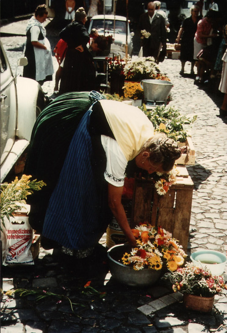 Frau in Marburger Tracht beim Blumenverkauf auf dem Markt in Marburg, 1960er Jahre