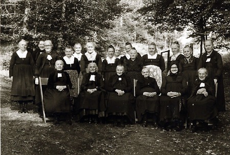 Frauen aus Herzhausen in Biedenkopfer und Marburger Tracht, um 1960?