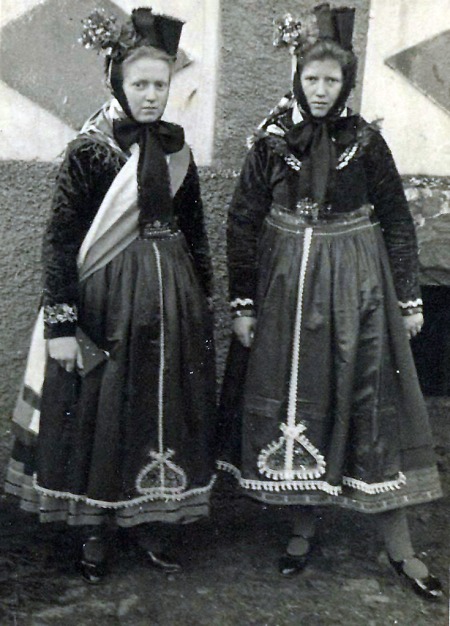 Zwei Fahnenträgerinnen beim Fronleichnamsfest in Emsdorf, um 1930?