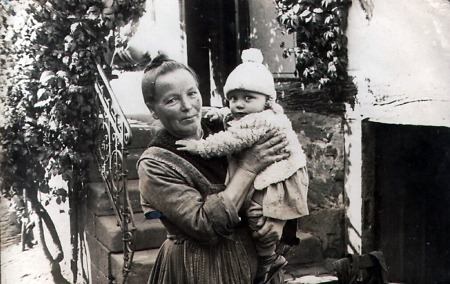 Hebamme aus Dreihausen mit Enkelkind, 1928