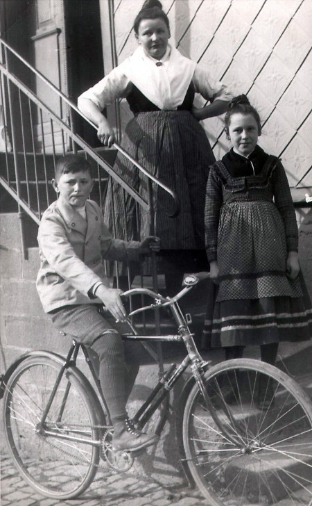 Geschwister aus Heskem, um 1930