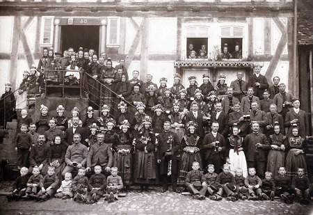 Hochzeitsgesellschaft in Erksdorf, um 1915