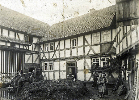 Hof in Großseelheim, um 1915