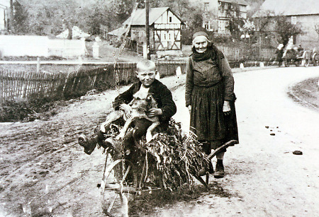 Großmutter und Enkel in Lixfeld, um 1915