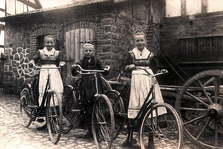 Drei Mädchen aus Ebsdorf mit Fahrrädern, um 1935