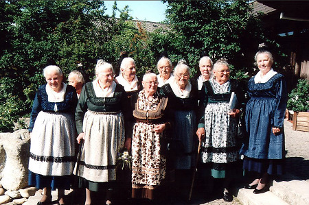 Teilnehmerinnen des Trachtentreffens in Cölbe, 1999