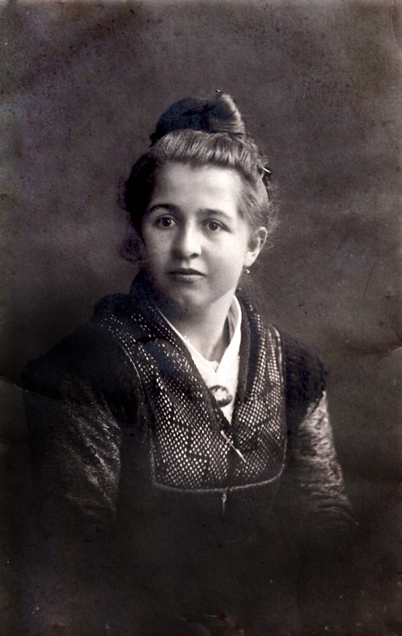Porträt einer jungen Frau aus Dreihausen, um 1925