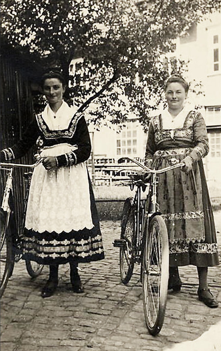Zwei junge Frauen aus Ernsthausen und Oberrosphe, um 1930