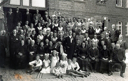 Hochzeitsgesellschaft in Beltershausen, um 1938