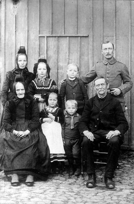 Drei Generationen einer Familie aus Dreihausen, um 1916