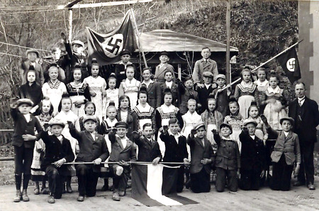 Gruppe Ebsdorfer Kinder mit Lehrer, um 1933/35