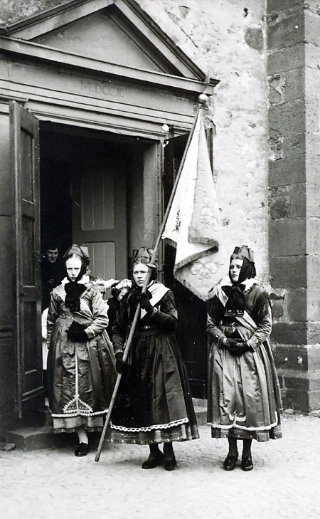 Junge Frauen in Niederklein als Fahnenträgerinnen, um 1950