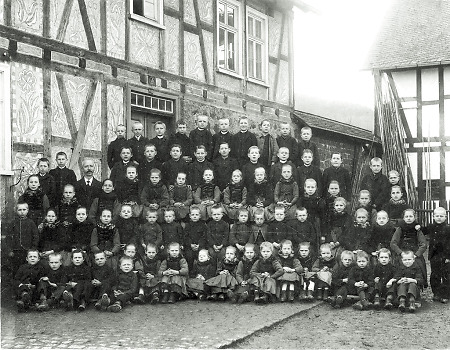 Schulklasse aus Wolzhausen, um 1940