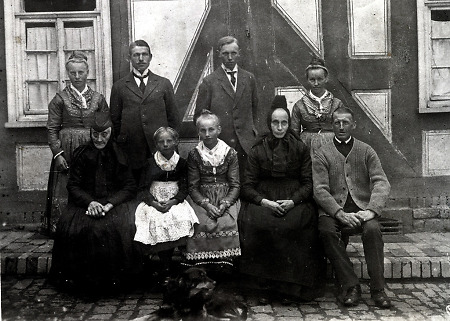 Famile aus Mornshausen mit Hund auf ihrem Hof, um 1920